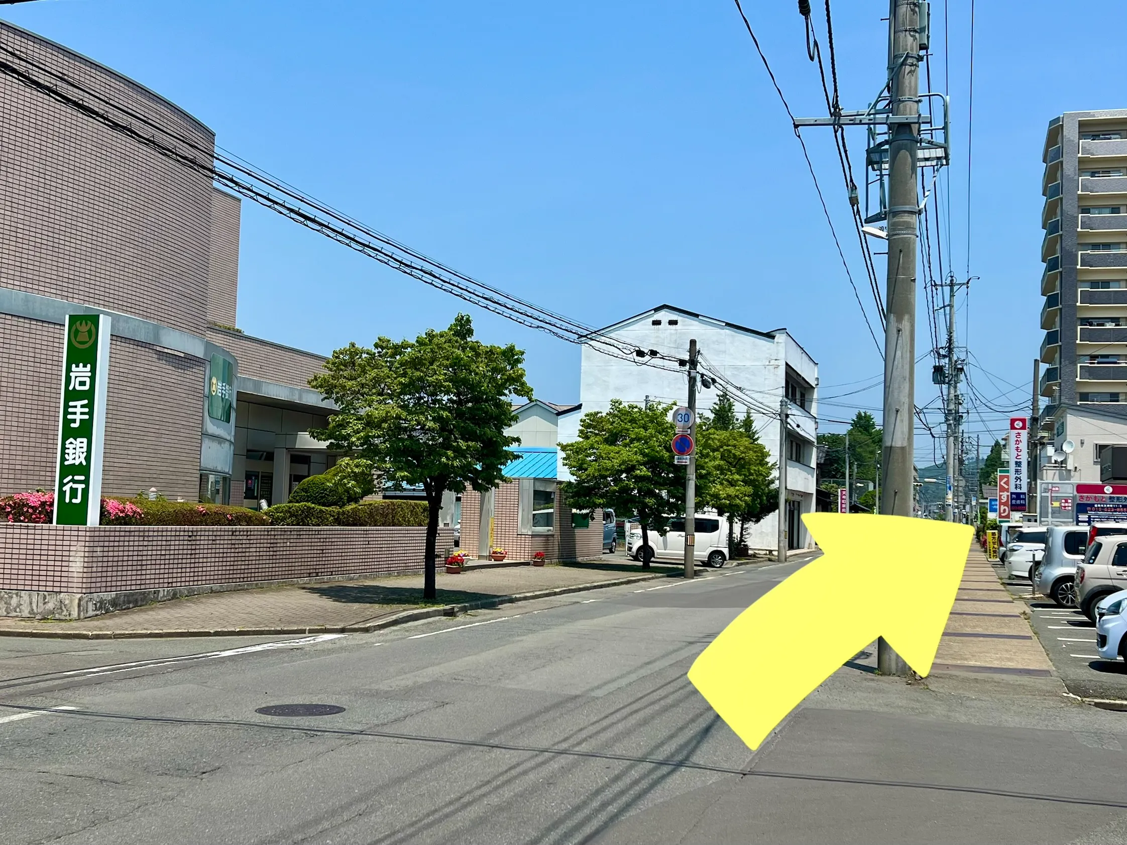 駐車場から店舗までの道順4